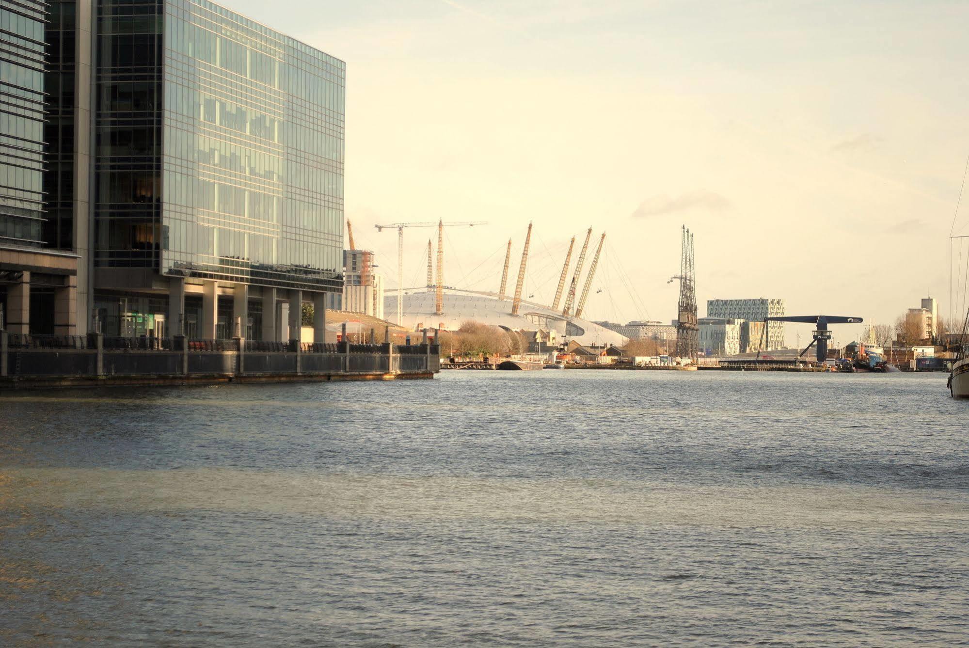 Canary Wharf - Corporate Riverside Apartments London Exterior photo