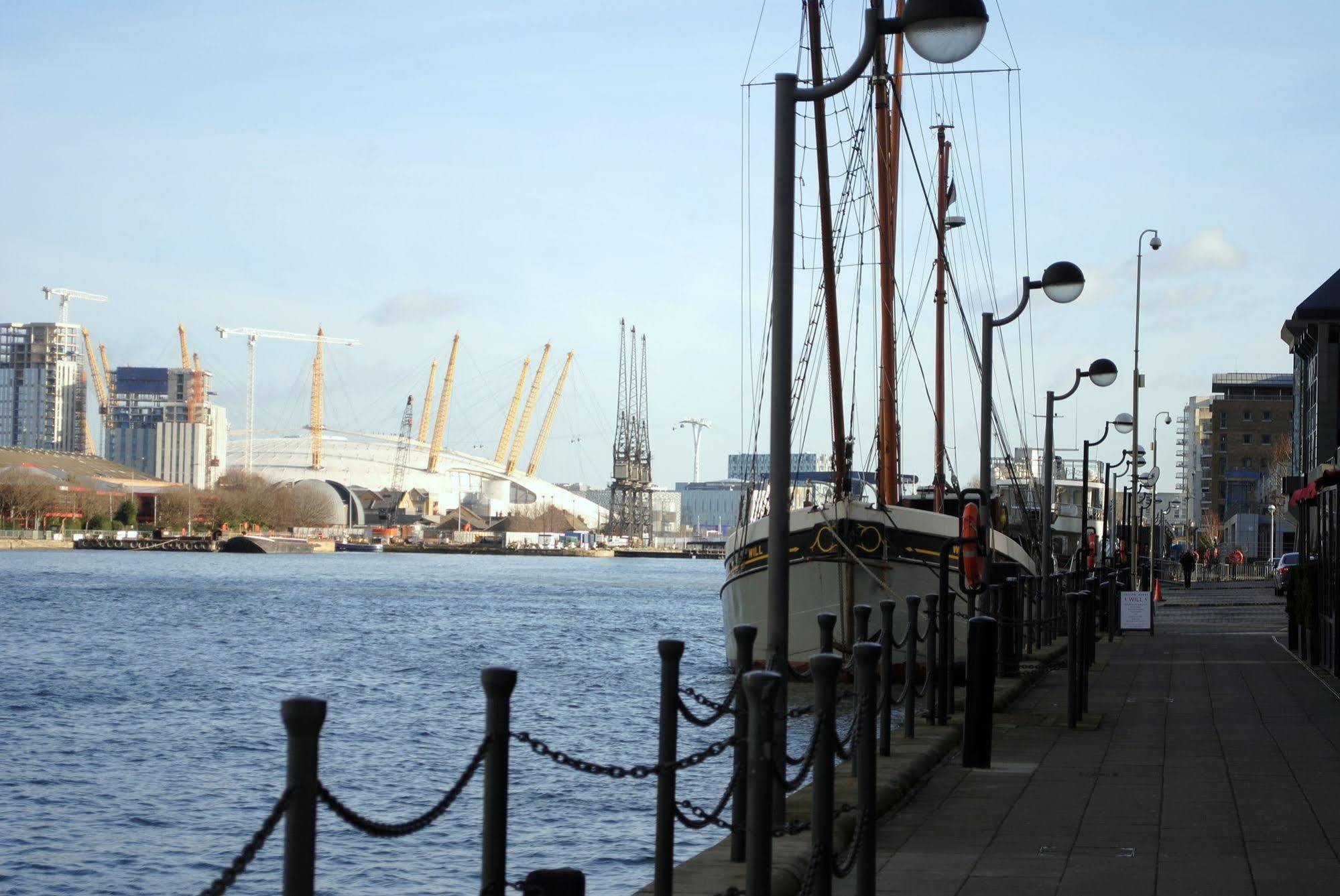 Canary Wharf - Corporate Riverside Apartments London Exterior photo